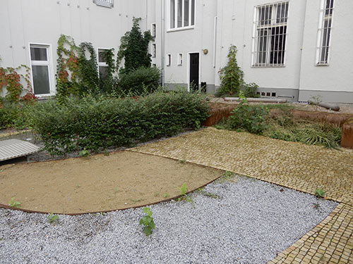 Grundstücksentwässerung und Baumaßnahmen für den Ablauf von Regenwasser Entwässerung von Regenwasser