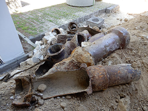 Tiefbau und Erdbauarbeiten nach Wasserschäden Austausch kaputter Rohrleitungen